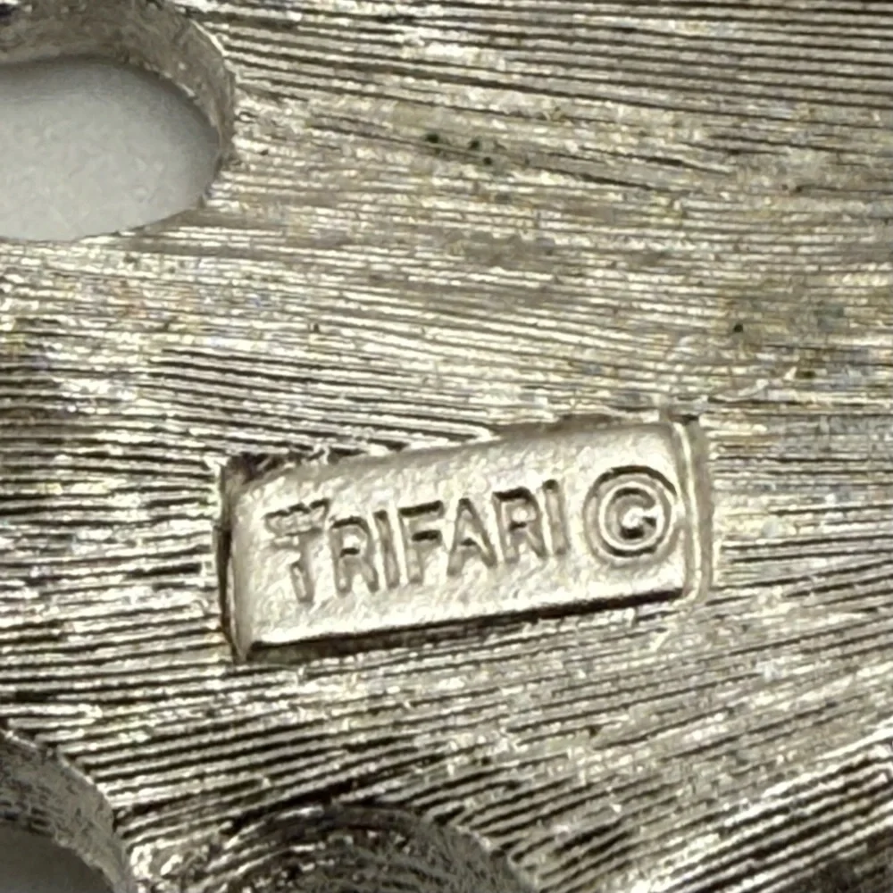 Large Vintage Crown Trifari Oak Leaf Silver‎ Toned Brooch